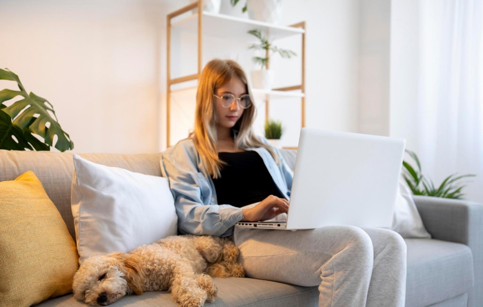 Persona analizando informes financieros