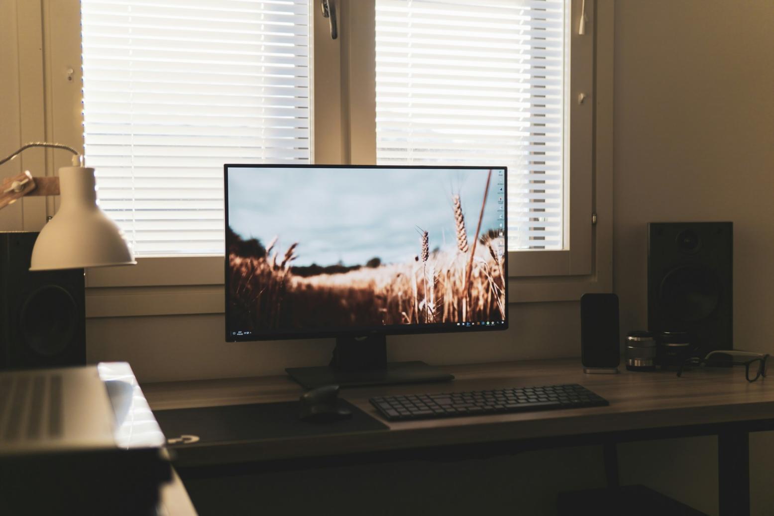 Persona revisando sus gastos mensuales en una libreta