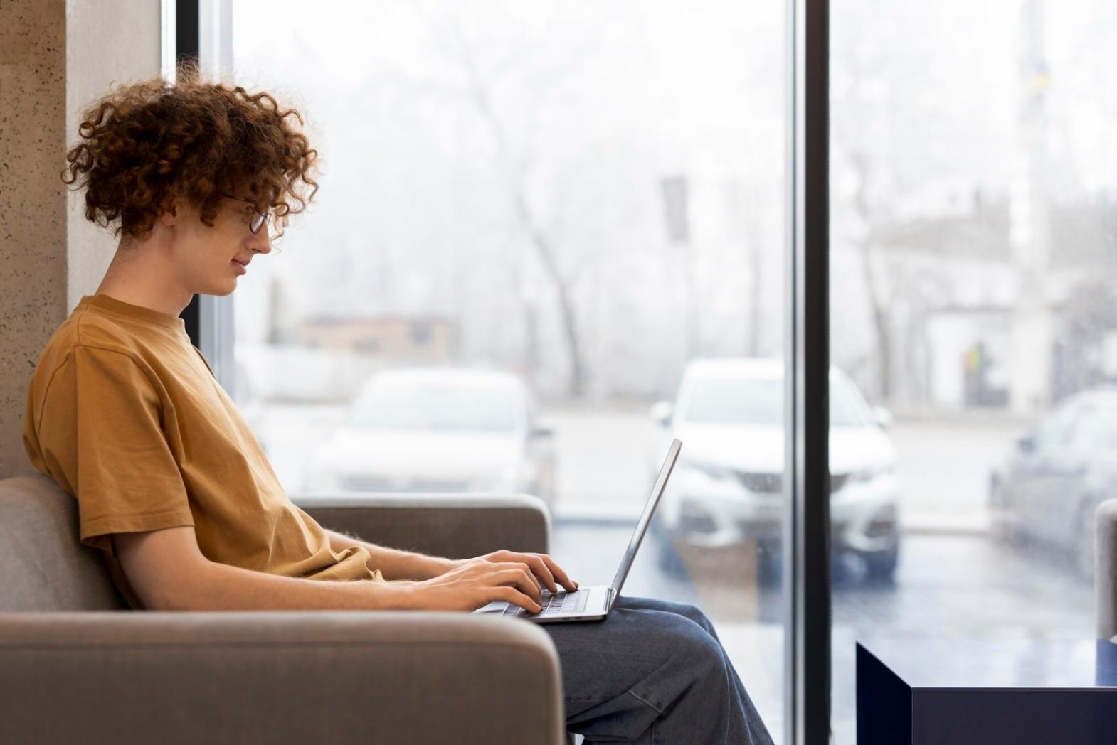 Persona revisando presupuesto mensual en ordenador portátil