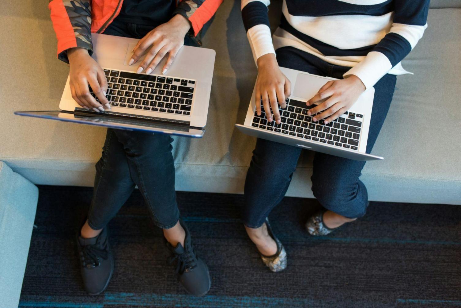 Estudiante trabajando en ejercicios prácticos de planificación financiera en entorno educativo