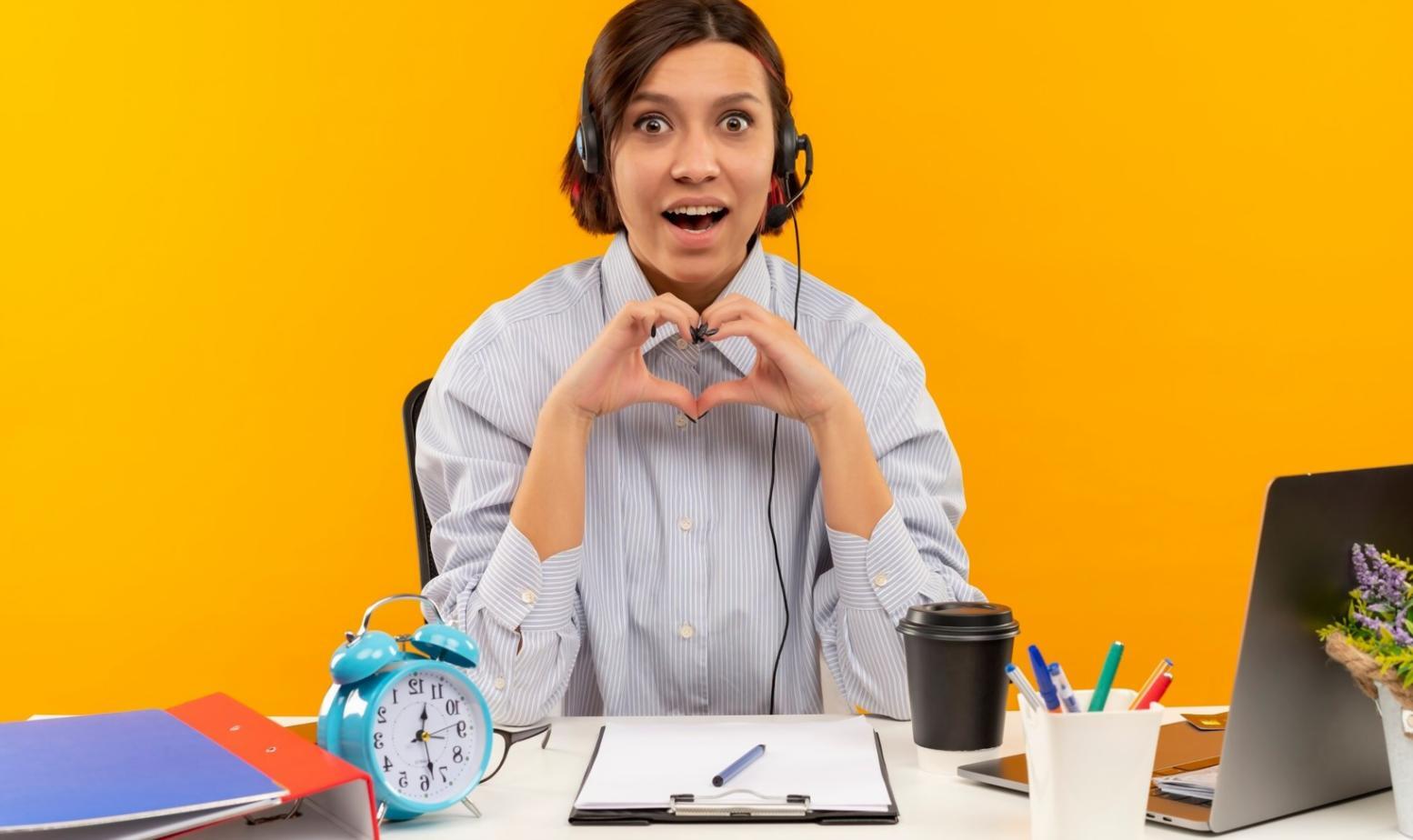 Espacio de aprendizaje colaborativo donde estudiantes trabajan en ejercicios prácticos de presupuesto