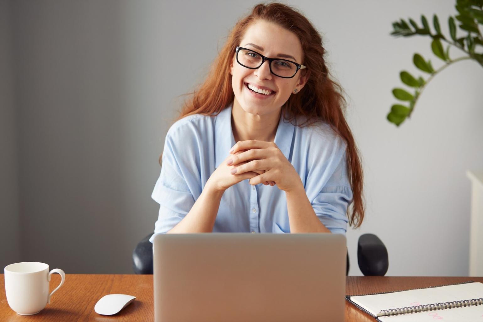 Calculadora y documentos financieros sobre mesa